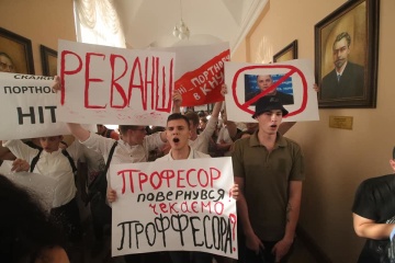 Протест в КНУ против Портнова: к активистам приехал ректор