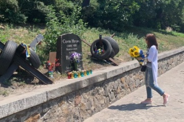 В Киеве восстановили поврежденный мемориал Нигояна