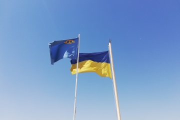 В дипустановах України за кордоном замайорів кримськотатарський прапор