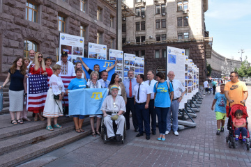 В центре Киева открыли выставку “Объединенные флагом –#LiberateCrimea”