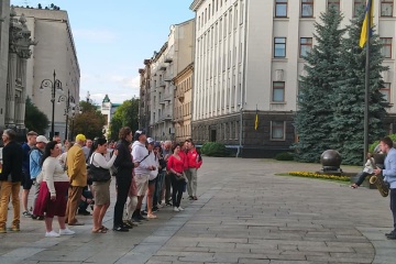 На Банковой начался концерт саксофониста Спирина