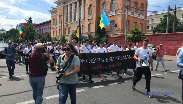 У Києві проходить марш за звільнення заручників Кремля