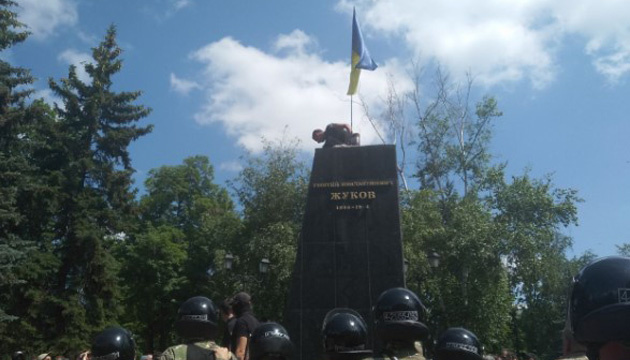 В Харькове протестующие снесли памятник Жукову В Харькове протестующие снесли памятник Жукову
