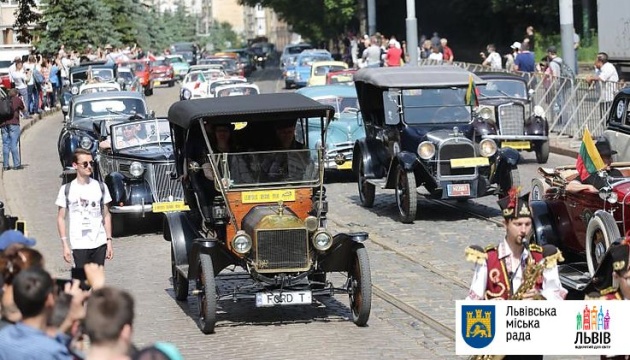 Львівський автофест Leopolis Grand Prix показав 200 ретро автівок із 18 країн