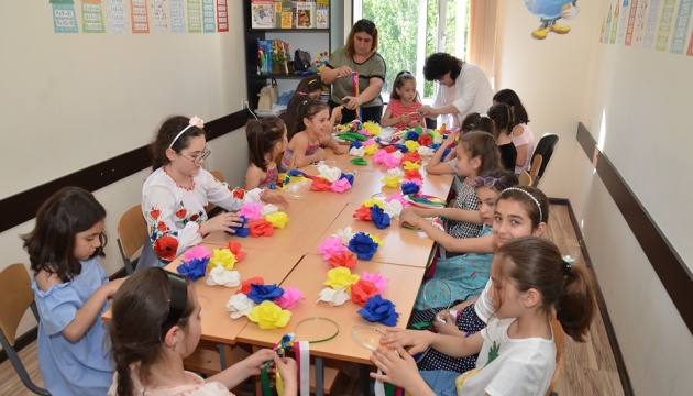 У Сумгаїті навчали мистецтву плетіння українських віночків