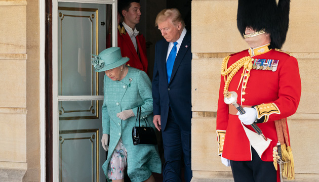 Трамп міг порушити протокол, торкнувшись королеви Єлизавети ІІ