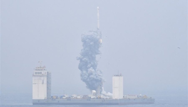 Китай уперше запустив в космос ракету з супутниками з моря
