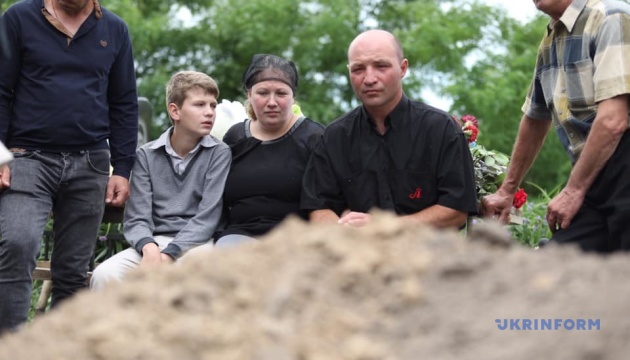 キーウ州にて殺害された男児の葬儀が開催