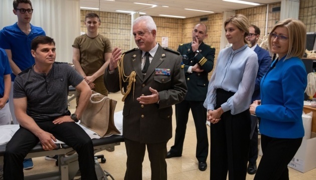Ukraine’s First Lady visits soldiers undergoing rehabilitation in Brussels. Photos