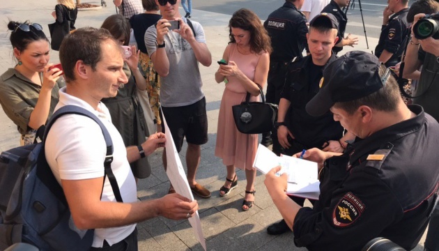 Пікети на підтримку журналіста «Медузи»: затримали Шендеровича та інших учасників 