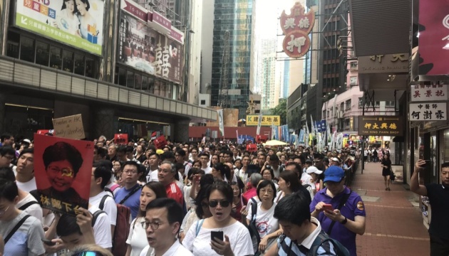 Десятки тисяч людей у Гонконгу протестують проти законопроекту про екстрадицію
