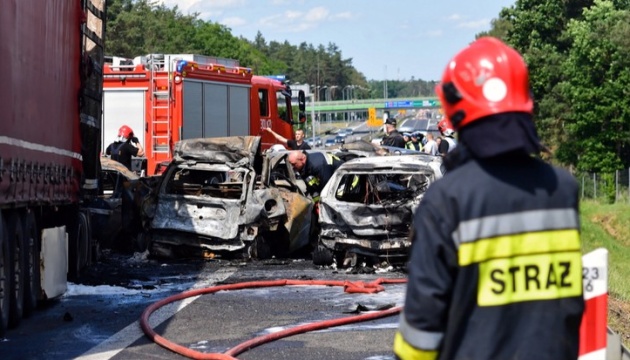 У Польщі зіткнулися і загорілися сім автомобілів, шестеро загиблих