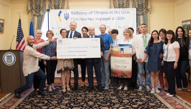 Українські волонтери у США зібрали гумдопомогу для медичних закладів України
