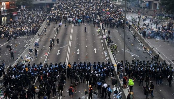 У Гонконгу поліція застосувала гумові кулі
