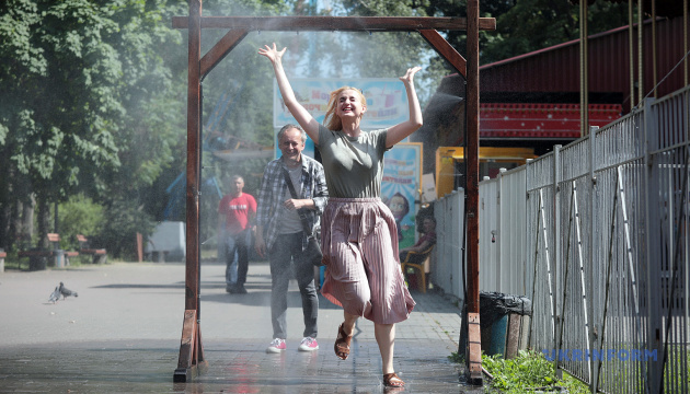 У парках і скверах Києва встановлюють охолоджувальні рамки 