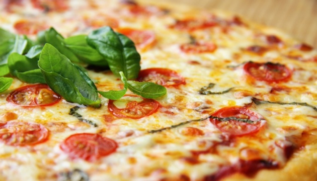 Туристів на Тернопільщині здивують найбільшою в Україні піцою