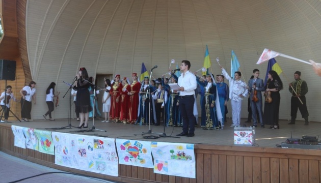Дітей кримчан-політв'язнів підтримали концертом на Арабатській Стрілці
