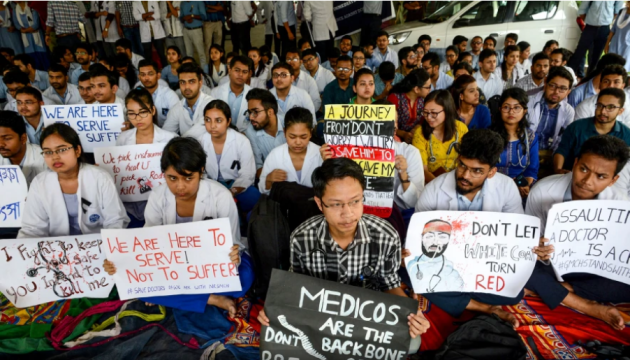 Десятки тисяч лікарів у Індії вимагають захисту від пацієнтів