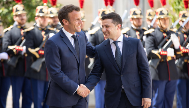 Volodymyr Zelensky s’entretient avec Emmanuel Macron à Paris