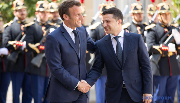 Zelensky and Macron holding meeting