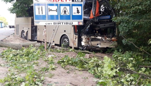 На Хмельниччині туристичний автобус зіткнувся з вантажівкою, є жертви