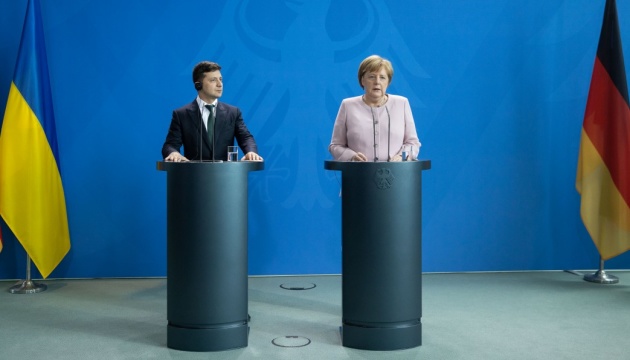 Merkel versichert Selenskyj Aufrechterhaltung der Sanktionen gegen Russland