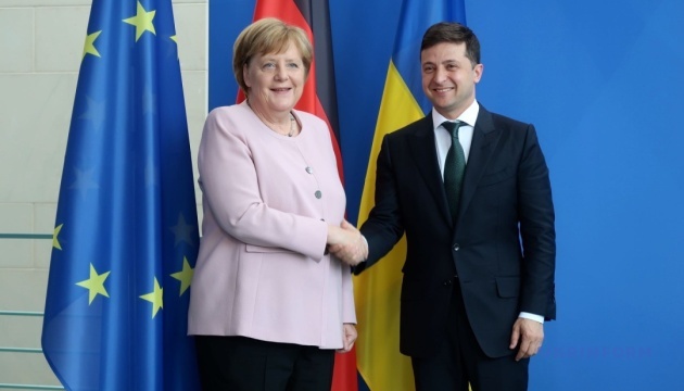 Merkel: El tema del tránsito de gas a través de Ucrania es de vital importancia