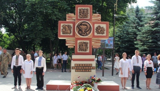 У Вінниці відкрили пам’ятний знак медикам, які загинули на Майдані й в АТО