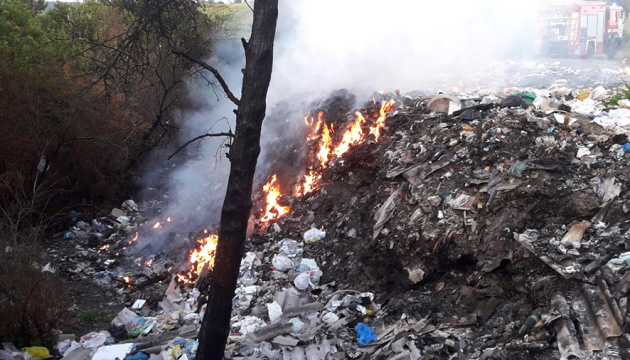На Полтавщині гасять пожежу на сміттєзвалищі