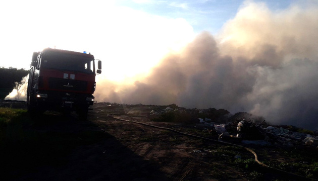 На Полтавщині загасили пожежу на сміттєзвалищі
