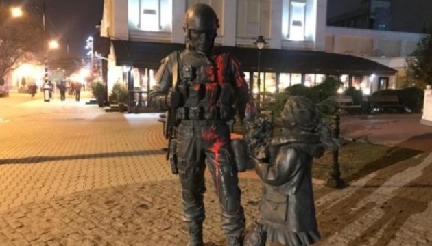 Кримчанин отримав пів року колонії за облитий фарбою пам'ятник Кримчанин отримав пів року колонії за облитий фарбою пам'ятник