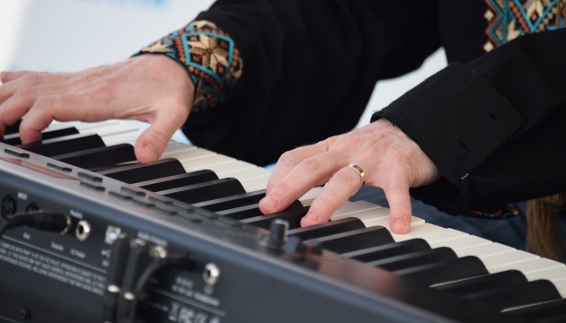 В Ужгороді піаніст встановлює рекорд — безперервний 10-годинний концерт просто неба
