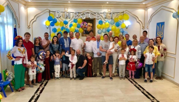 В українській школі «Дивосвіт» в Абу-Дабі вперше пролунав останній дзвоник