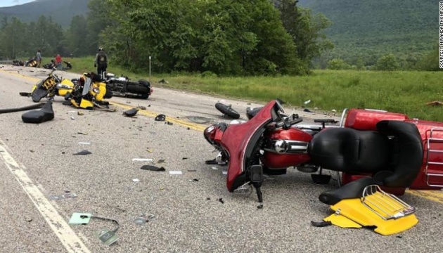 У США пікап протаранив колону мотоциклістів, семеро загинули
