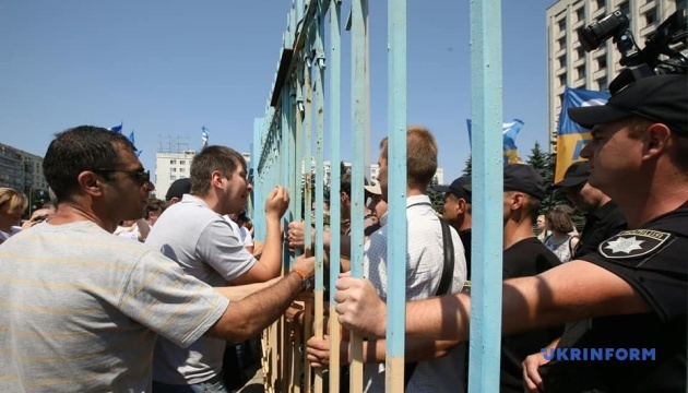 Прихильники Саакашвілі розхитують паркан біля ЦВК