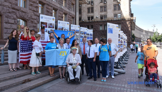 У центрі Києва відкрили виставку “Об’єднані прапором –#LiberateCrimea”