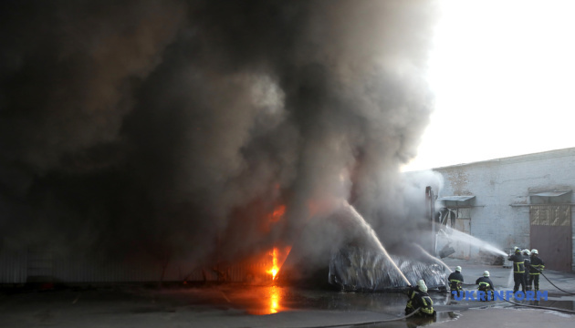 Рятувальники ліквідували пожежу на складі секонд-хенду під Києвом
