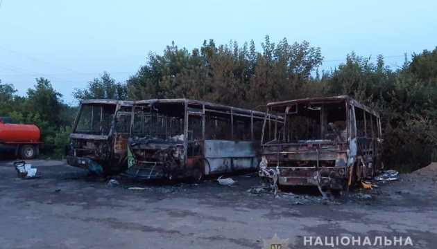 На Київщині спалили три автобуси, які безкоштовно перевозили пільговиків