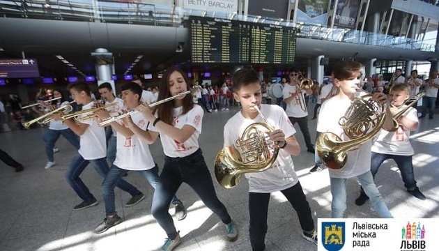 У Львові учасників джазового фестивалю вітали флешмобом в аеропорту