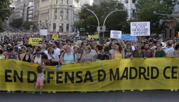 На вулиці Мадрида вийшли тисячі протестувальників