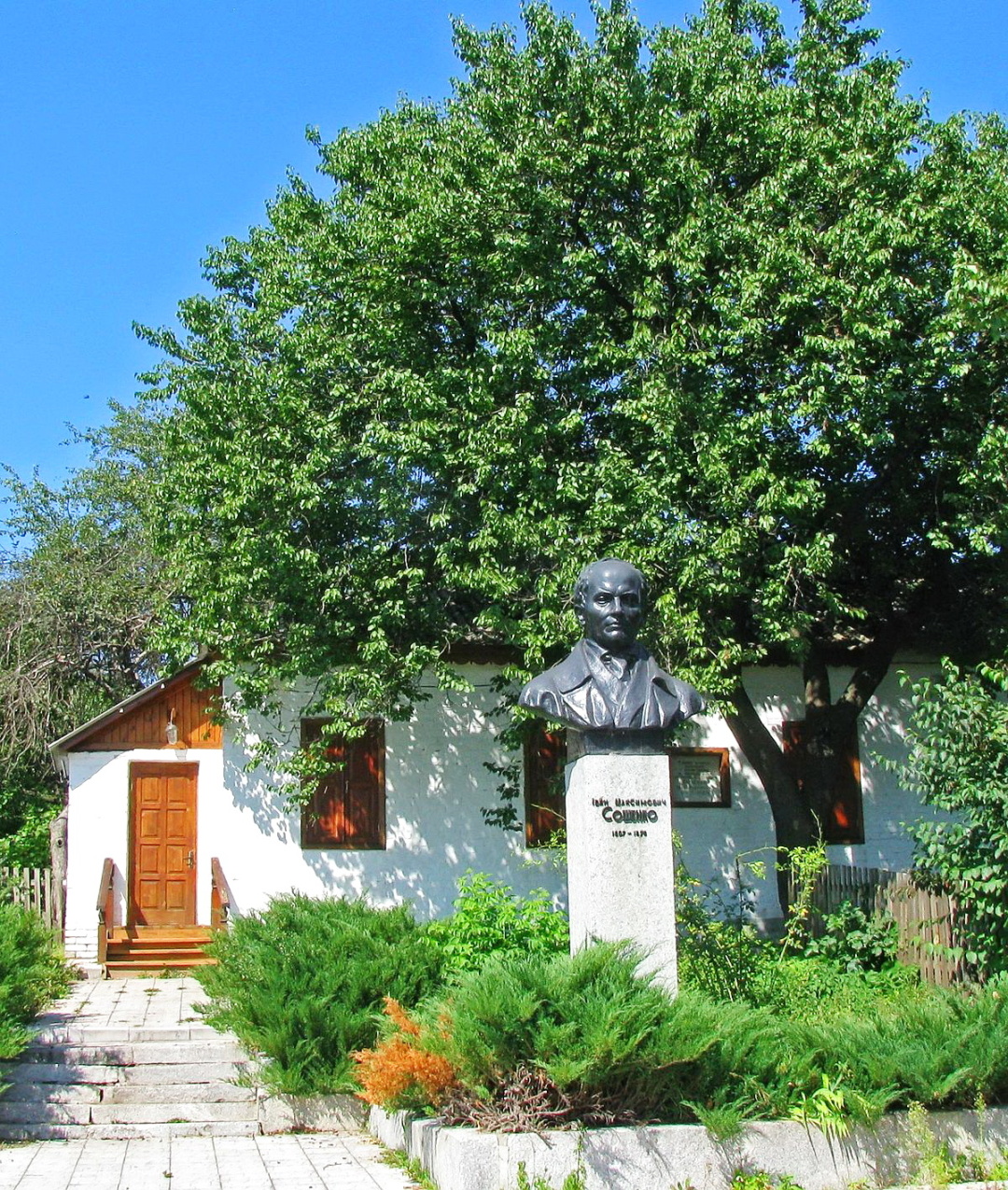 пам'ятник Івану Сошенку у Богуславі 1