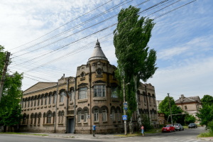 Будівництво в кредит і мода на безкоштовну медицину. Історія першого запорізького пологового будинку