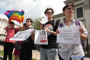 LGBT活動家、ロシア大使館前で抗議 同国での活動家殺害を受け