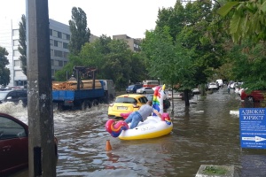 キーウ市内大雨で道路が一時冠水