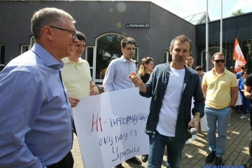 “Не телеміст, а телеміна!”: Вакарчук і активісти “Голосу” пікетують NewsOne
