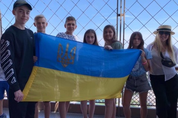 Дітей захисників України привезли на відпочинок до Франції