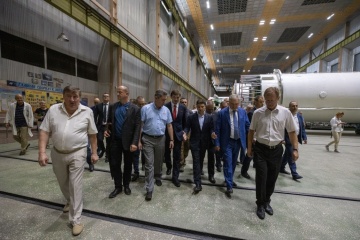Зеленський закликає Кличка розрахуватися із “Південмашем” за трамваї