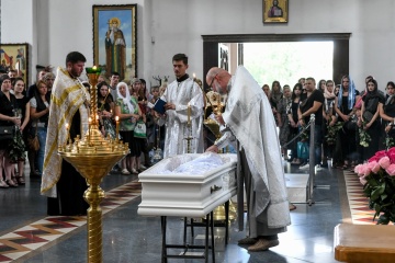 У Запоріжжі попрощалися з дівчиною, яку підпалив хлопець