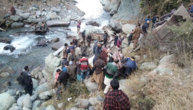 В Індії автобус впав в ущелину, 32 загиблих