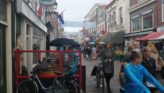 У Нідерландах штрафуватимуть майже на €100 за розмови на велосипеді